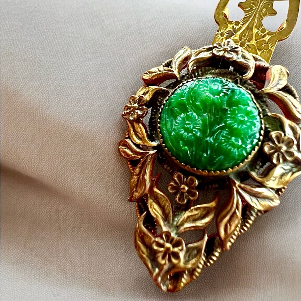 Antique 1920s Art Deco Carved Jadeite (Jade) Gold-Filled Fur / Dress / Shoe Clip